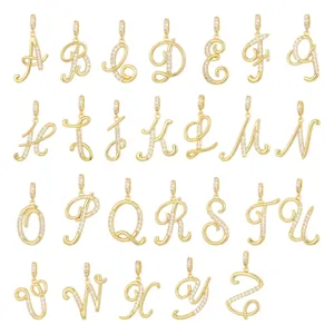 Set completo di 26 ciondoli alfabeto placcati in oro con brillanti accenti in zirconi.