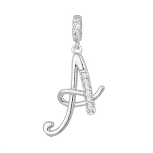 Dettaglio di un ciondolo in argento con lettera A e zirconi chiari brillanti