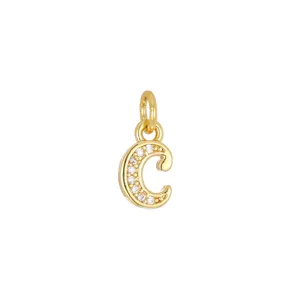 Dettaglio ravvicinato del ciondolo lettera C placcato oro 18K con pietre in CZ.