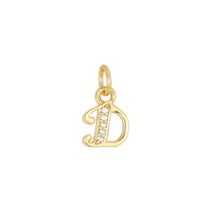 Dettaglio del ciondolo a lettera D placcato in oro 18K con eleganti cristalli lucenti