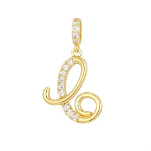 Primo piano di un ciondolo a lettera L color oro con pavé di zirconi scintillanti