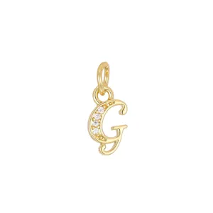 Primo piano del ciondolo lettera G placcato oro 18K con accenti in zirconi
