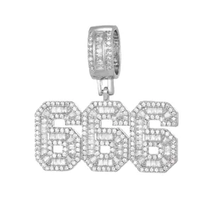Detailansicht des silbernen 666-Anhängers mit glitzernden Zirkonia-Steinen im Iced-Out-Stil.