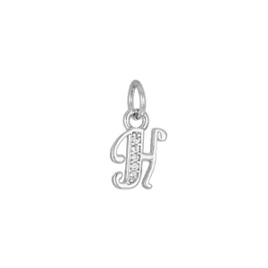 Dettaglio di un ciondolo a lettera H argento per collana con zirconi incastonati.
