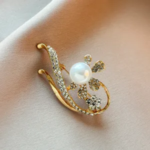 Gros plan d'une broche florale élégante en perles et strass aux superbes détails.