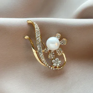 Gros plan detaille de l elegante broche florale doree en strass et perle montrant le savoir-faire.