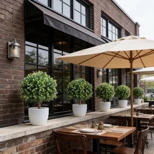 Kunstmatige Milan gras vormsnoei planten in witte potten voor tuin decoratie buiten.