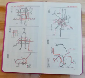 Cuaderno de negocios A5 con paginas interiores impresas con mapas de metro de la ciudad.