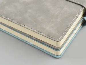 Primo piano dettagliato di un taccuino A5 con copertina effetto pelle e chiusura magnetica.