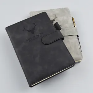 Taccuino aziendale A5 con chiusura magnetica, copertina in pelle e pagine spesse per la scrittura.