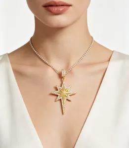 Detailweergave van een goud vergulde zonnebloem ketting met glanzende strass stenen