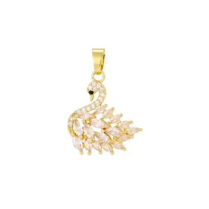 Primo piano di un pendente a cigno dorato con scintillanti zirconi con taglio marquise