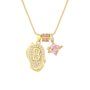Detailaufnahme der 18K vergoldeten Kette mit Buchstabe B und Herzanhänger