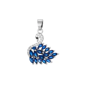 Dettaglio di ciondolo a forma di cigno con pietre blu marquise e pavé di zirconi