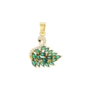 Elegante ciondolo a forma di cigno dorato con cristalli verdi marquise e zirconi