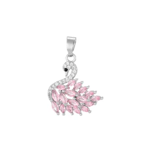 Dettaglio del ciondolo a cigno in argento con cristalli rosa e pietre pavé