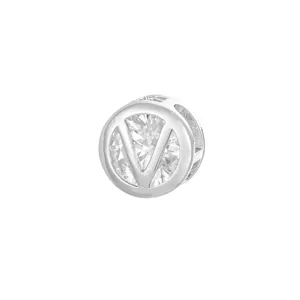 Makrodetail eines silbernen 'V' Buchstaben-Anhängers mit funkelnden Zirkonia für Schmuck