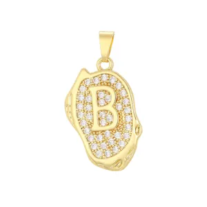 Gros plan du pendentif lettre B en plaqué or 18 carats serti de zircons hip hop