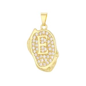 Vue macro du pendentif lettre E en cuivre plaqué or 18 carats avec oxydes de zirconium