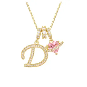 Detailansicht der Goldkette mit Pavee-Buchstabe D und rosa Herz-Kristall-Anhänger.