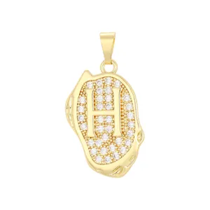 Détail d'un pendentif lettre H plaqué or 18 carats orné de zircons scintillants