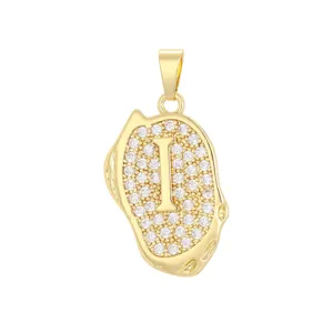 Gros plan détaillé du pendentif lettre I plaqué or 18 carats avec oxydes de zirconium