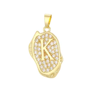 Vue détaillée d'un pendentif lettre K plaqué or 18 carats avec pierres en zircon