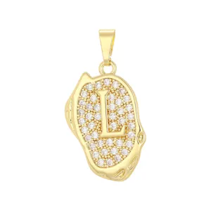 Détail d'un pendentif plaqué or 18K avec la lettre L sertie de pierres de zircon