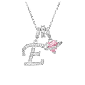 Detailaufnahme einer silbernen Buchstabe-E-Kette mit rosa Herz-Saturn-Anhänger-Accessoire