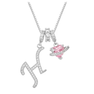 Detailansicht der silbernen Halskette mit Initial H und rosa Herz Planeten Anhänger Charm