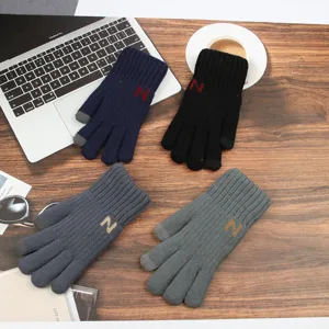 Gants tactiles en tricot pour hommes vue de détail doublés polaire hiver bien chaud.