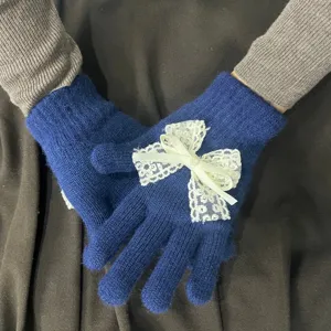 Blaue Strickfünffingerhandschuhe mit süßer weißer Spitzen-Schleife und Perle für den Winter.