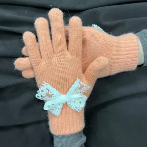 Süße Strickhandschuhe mit zarter Spitzen Schleife, gemütliche warme Winterhandschuhe.