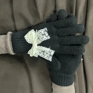 Elegante schwarze Strickhandschuhe mit weißer Spitzen-Schleife und Perlen für süße Looks.