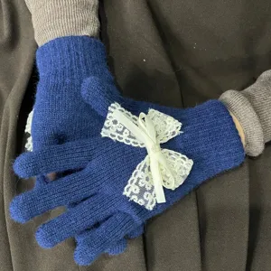 Süße dunkelblaue Strickhandschuhe mit weißer Spitzen Schleife und süßem Perlendetail.