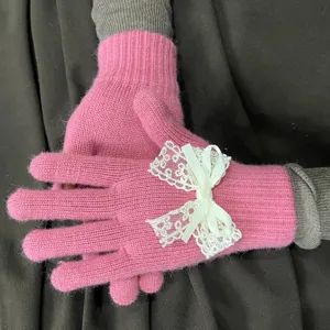 Niedliche rosa Strickhandschuhe mit weißer Spitzen Schleife und Perlen für süßen Winterstil.