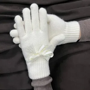 Weiße Strickhandschuhe mit Spitzenschleife und Perle, süße Winter warme niedliche Fingerhandschuhe.