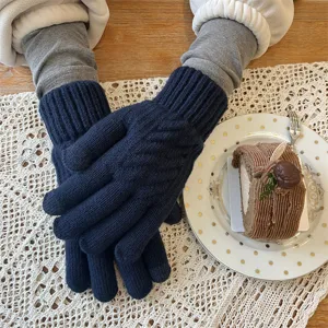 Gants tactiles tricotés chauds d'hiver pour hommes en détail, élégants gants thermiques bleus.