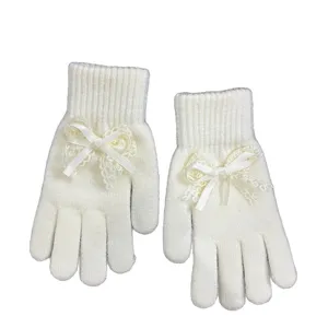 Weiße Strickhandschuhe für Damen mit süßer Schleife und Perlen Dekoration für den Winter
