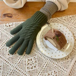 Gants tactiles en tricot vert pour homme en gros plan, design chaud d'hiver confortable.