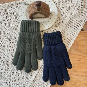 Gants tactile tricotés d'hiver pour hommes en vert foncé et bleu marine, détail.