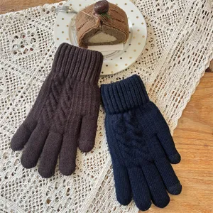 Vue détaillée des gants tactiles en tricot d'hiver pour hommes aux couleurs sombres.