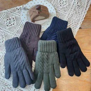 Gros plan détail de gants tactiles en tricot multicolores pour l'hiver chaud et épais.