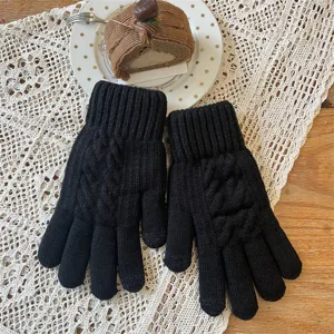 Gros plan de gants tactiles en tricot noir avec motif torsadé et poignet côtelé chaud.