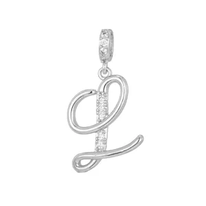 Primo piano del ciondolo a lettera L in argento con lucenti pietre di zircone cubico.