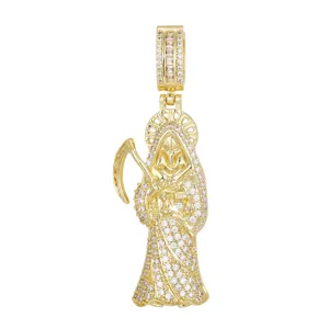 Detailansicht Santa Muerte Anhänger mit 18 Karat Vergoldung und CZ-Steinen besetzt