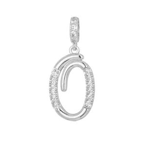 Vista dettagliata del ciondolo a lettera O in argento con brillanti accenti in zircone