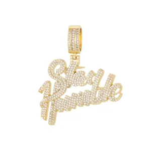 Detailaufnahme des eisgekühltem Stay Humble Anhängers in Gold für Hip-Hop-Schmuck
