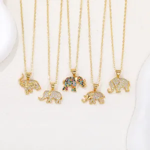Detalle de cinco collares con colgante de elefante en oro y circonitas de colores