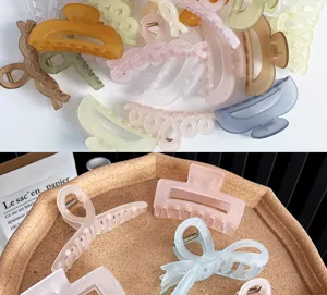 Vue détaillée de pinces à cheveux mates aux tons gelée colorés sur un plateau de luxe